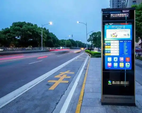 武侯区公交站升级进行时，发光字改造政府补贴政策解读